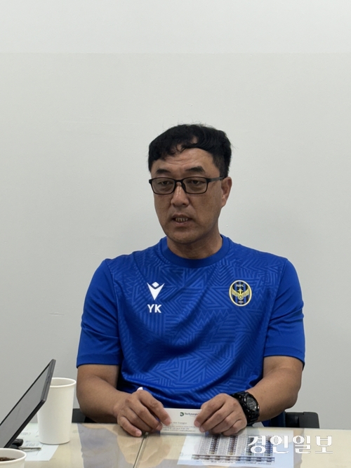 14일 인천유나이티드FC 축구센터에서 열린 인터뷰에서 최영근 인천 감독이 데뷔전 승리에 대한 소감과 올 시즌 선수단 운영 계획에 대해 설명하고 있다. 2024.8.14 /인천유나이티드 제공