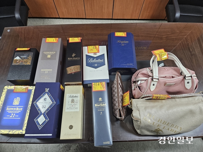 안양시가 고액·상습체납자 가택수색을 통해 압류한 명품가방과 양주 등 고가 물품. 2024.8.14 /안양시 제공