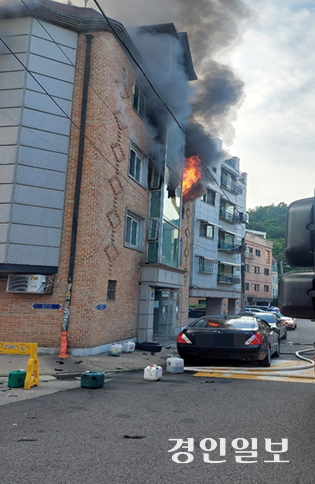 안산시의 한 다세대주택에서 불이 나 1명이 병원에 이송됐다. 2024.8.18 /경기도소방재난본부 제공