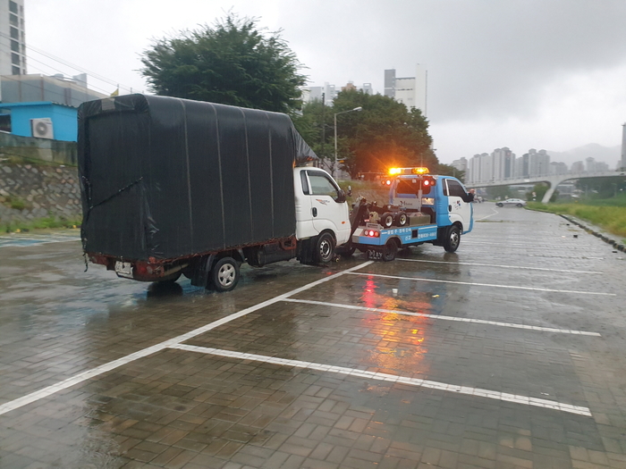 의정부도시공사(사장·김용석)는 집중호우시 중랑천 둔치주차장에서의 침수피해를 줄이기 위해 선제적으로 대응하고 있다고 21일 밝혔다. 사진은 이날 오전 집중호우가 예보되자 의정부도시공사가 중랑천 둔치주차장에서 차량을 견인하고 있는 모습. /의정부도시공사 제공
