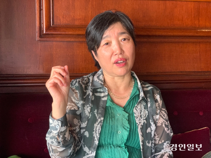 나혜석이 프랑스 파리에서 유학할 당시 찍었던 사진 4장을 입수해 수원시립미술관에 기증했던 한경미(61) 감독을 지난달 25일 파리 오페라 가르니에 근처의 한 레스토랑에서 만났다. 한 감독이 지난 1989년 처음 프랑스에 유학왔을 때의 상황과 프랑스에서 나혜석을 추적한 이유 등에 대해 이야기하고 있다. 2024.7.25 프랑스 파리/유혜연기자 pi@kyeongin.com