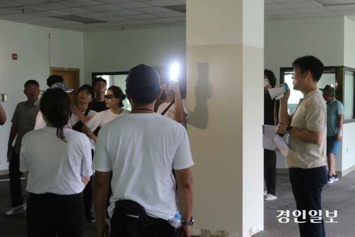 지난 23일 미군반환공여지 시민참여위원회의 활동으로 시민들이 캠프 레드클라우드(CRC)내 건물을 탐방하고 있다. 2024.8.23 의정부/김도란 기자 doran@kyeongin.com