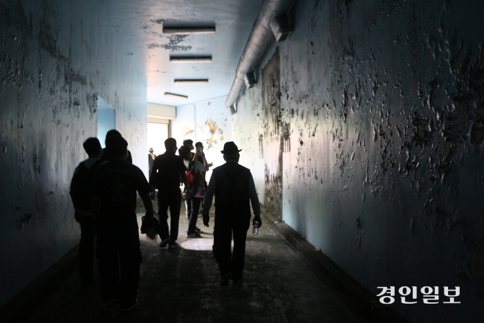 지난 23일 미군반환공여지 시민참여위원회의 활동으로 시민들이 캠프 레드클라우드(CRC)내 건물을 탐방하고 있다. 2024.8.23 의정부/김도란 기자 doran@kyeongin.com