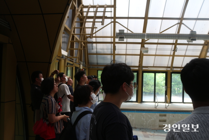 지난 23일 미군반환공여지 시민참여위원회의 활동으로 시민들이 캠프 레드클라우드(CRC)내 건물을 탐방하고 있다. 2024.8.23 의정부/김도란 기자 doran@kyeongin.com