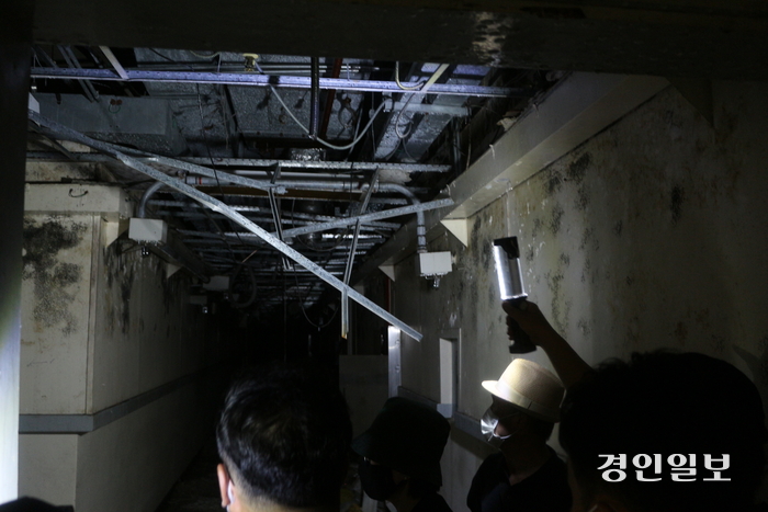 지난 23일 미군반환공여지 시민참여위원회의 활동으로 시민들이 캠프 레드클라우드(CRC)내 건물을 탐방하고 있다. 2024.8.23 의정부/김도란 기자 doran@kyeongin.com