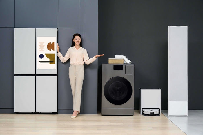 삼성전자 모델이 인공지능(AI) 음성비서 ‘빅스비(Bixby)’가 적용돼 음성 명령으로 더욱 손쉽게 제어할 수 있는 ‘비스포크 AI 가전’을 소개하고 있다. /삼성전자 제공