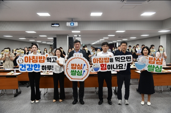 경기상호금융 임직원과 CS스킬 및 전략적인 마케팅 역량 강화 교육에 참석한 농·축협 신용사업 종사자 100여명이 기념촬영을 하고 있다./경기농협 제공
