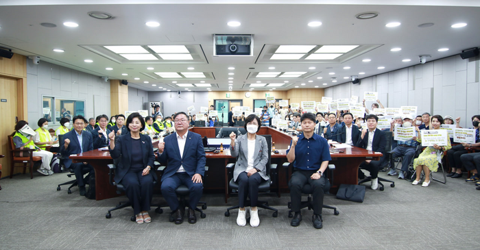 위례신사선 공청회가 28일 오전 국회의원회관 1세미나실에서 열렸다. 지역 교통 문제에 대한 공청회인만큼 많은 주민들이 참석, 자발적으로 만든 피켓을 들고 정치권을 한목소리로 비판했다.2024.08.28 /추미애 의원실 제공