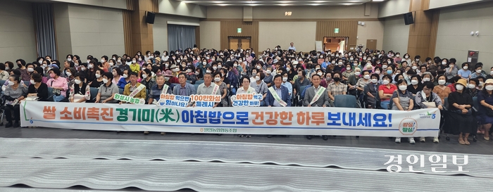 화성발안농협은 자산1조원 돌파기념으로 쌀 소비촉진을 위한 아침밥 먹기 캠페인을 벌였다. /발안농협 제공