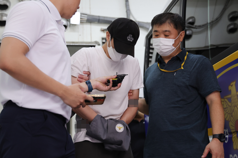 19일 오전 경기 의정부경찰서에서 경찰이 관원인 5세 아동을 심정지 의식불명 상태에 빠지게 한 혐의로 구속된 태권도 관장 A씨를 의정부지검으로 송치하고 있다. 2024.7.19 /연합뉴스