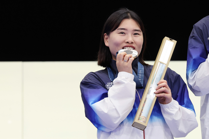 27일(현지시간) 프랑스 샤토루 슈팅 센터에서 열린 2024 파리올림픽 사격 공기소총 10m 혼성 단체 결선에서 은메달을 차지한 금지현이 메달을 깨물고 있다. /연합뉴스