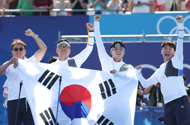 우리나라 펜싱과 양궁이 올림픽 무대에서 효자종목으로 성장할 수 있었던 것은 든든한 뒷받침이 있었기에 가능했다. 남자 양궁 대표팀이 단체전에서 금메달을 따낸 뒤 환호하고 있다. /연합뉴스