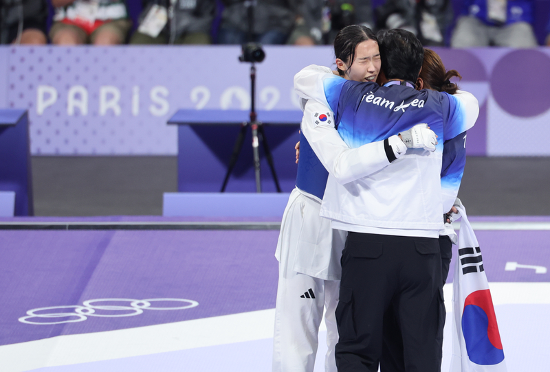 8일(현지시간) 프랑스 파리 그랑팔레 태권도경기장에서 열린 2024 파리올림픽 태권도 여자 57kg급 결승에서 한국의 김유진이 이란의 나히드 키야니찬데를 꺾고 금메달을 확정한 뒤 코치진과 기뻐하고 있다. 2024.8.9 /연합뉴스