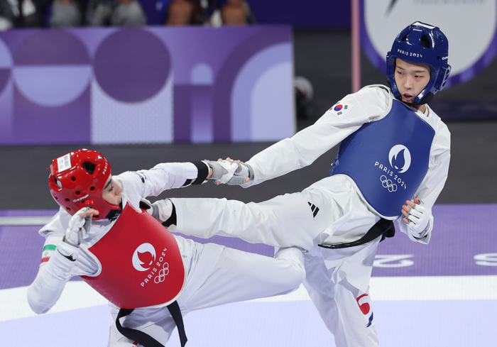 9일(한국시간) 프랑스 파리 그랑팔레 태권도경기장에서 열린 2024 파리 올림픽 태권도 여자 57㎏급 결승전에서 한국의 김유진이 이란의 나히드 키야니찬데와 대결하고 있다. 2024.8.9 /연합뉴스
