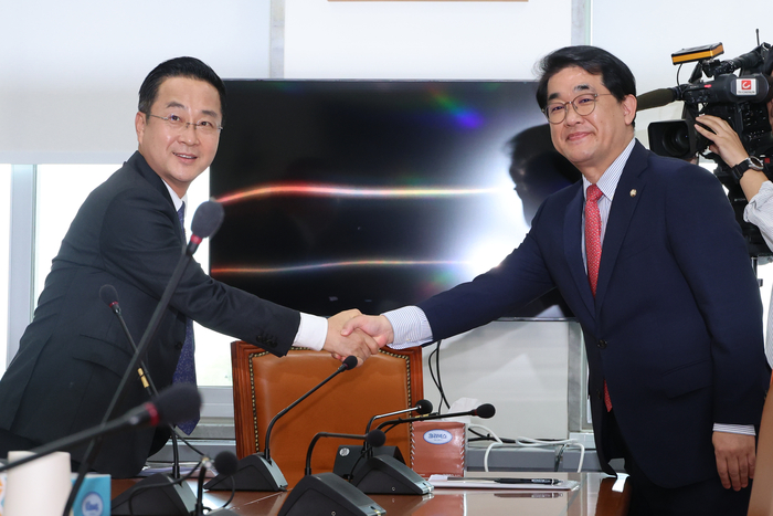 국민의힘 배준영(오른쪽)·더불어민주당 박성준 원내수석부대표가 13일 오후 서울 여의도 국회에서 여야정 민생 협의체(협의기구) 구성 등과 관련해 실무 협의를 하기에 앞서 악수하고 있다. 2024.8.13 /연합뉴스