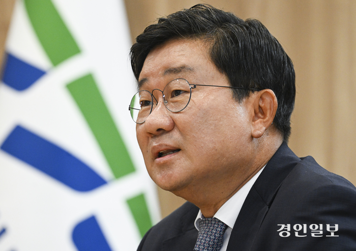경기도청에서 열린 경기도 도정자문위원장 위촉식에서 전해철 위원장이 포부를 밝히고 있다. 2024.8.26 /이지훈기자 jhlee@kyeongin.com