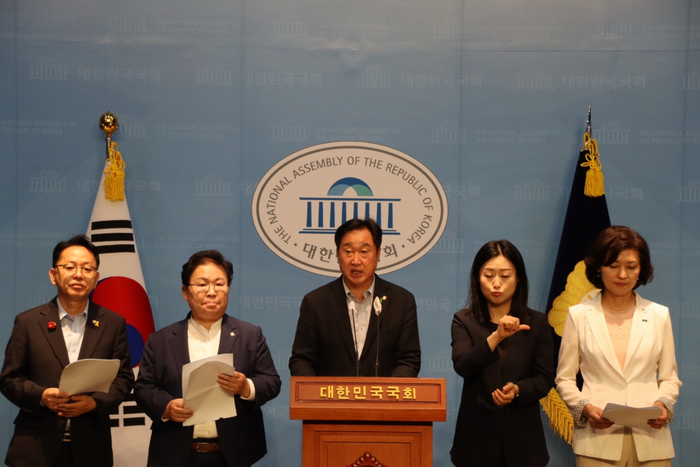 (사진 왼쪽부터) 더불어민주당 김문수·문정복·김준혁 의원과 조국혁신당 강경숙 의원(흰색 의상)은 3일 국회 소통관에서 개정된 역사교과서에 ‘평화 통일을 뒷받침하기 위해 비상계엄을 선포했다’는 유신체제 미화가 담겼다고 지적했다. 2024.09.03 /김준혁 의원실 제공