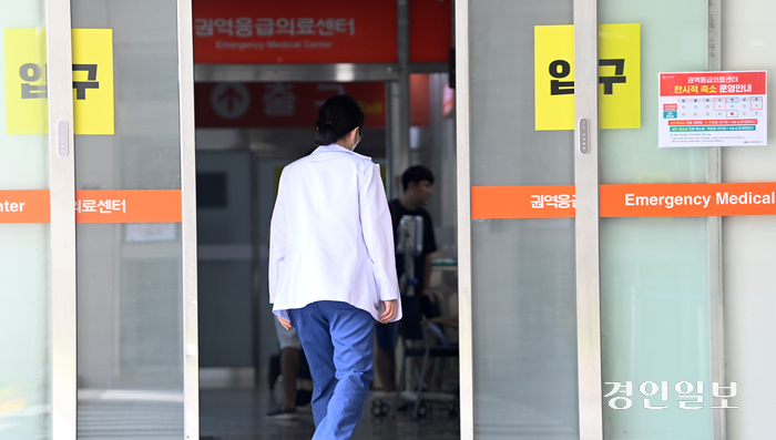 8일 오전 수원시 영통구 아주대학교병원 응급실에서 의료진들이 발걸음을 옮기고 있다. 2024.9.8 /최은성기자 ces7198@kyeongin.com