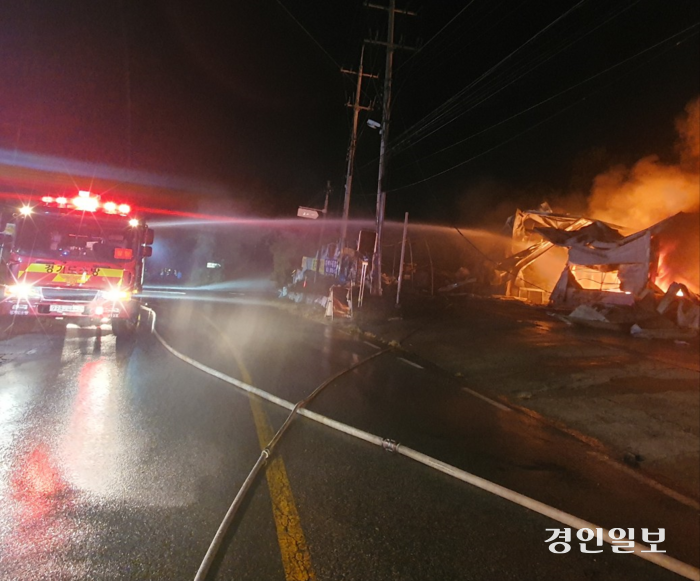 불이 난 화성시 한 소모품 보관창고 /경기도소방재난본부 제공