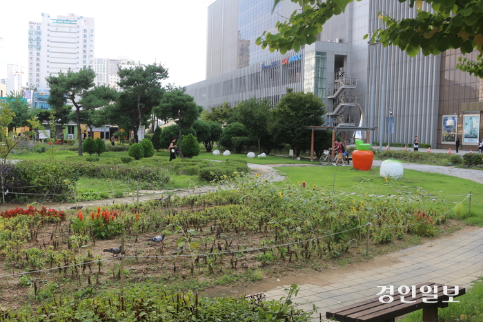 14일 오후 의정부역전근린공원의 모습. 주말이자 연휴 첫날임에도 불구하고 공원을 이용하는 시민이 거의 없다. 민선8기 의정부시는 이런 역전근린공원의 이용률을 높이고, 도시의 자족성을 높이기 위해 이곳에 업무·여가·문화·주거·상업 기능을 갖춘 비즈니스 문화관광 허브를 조성한다는 구상을 세웠다. 2024.09.14 의정부/김도란 기자 doran@kyeongin.com