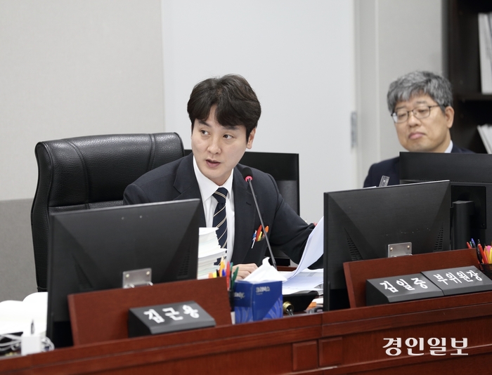 김일중 경기도의회 부위원장이 지난 20일 열린 추경예산안 심사에서 ‘기초자치단체에 예산 배분하는 경기도 역할 을 강조하고 있다. 2024.9.20/김일중 의원 제공