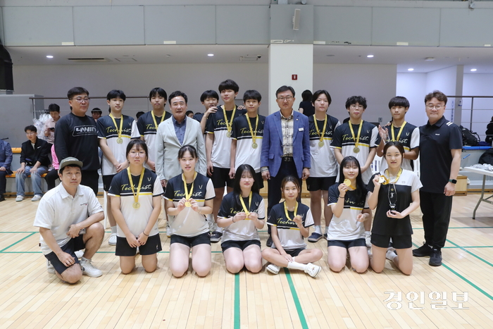 지난 21일 눈높이대교 배드민턴장에서 열린 제2회 이천시의회 의장배 중·고등학교 배드민턴대회에서 우승을 차지한 마장중 선수들이 기념촬영하고 있다. 2024.9.21 /이천시의회 제공