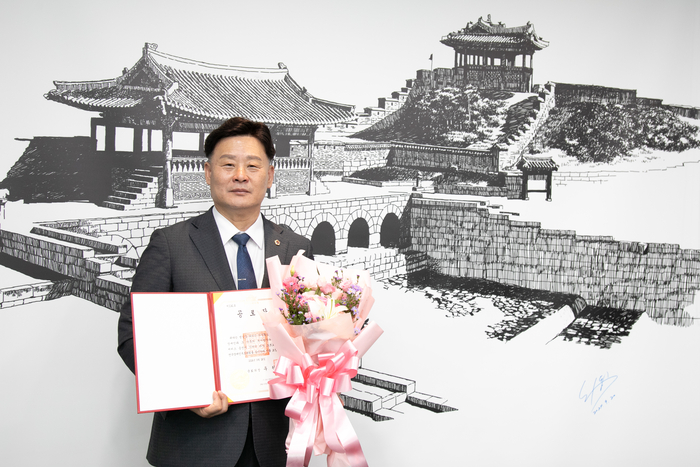 경기도의회 더불어민주당 최종현 대표의원이 제40회 전국장애인부모대회에서 국회의장 공로장을 수상했다. 2024.9.26 /경기도의회 제공