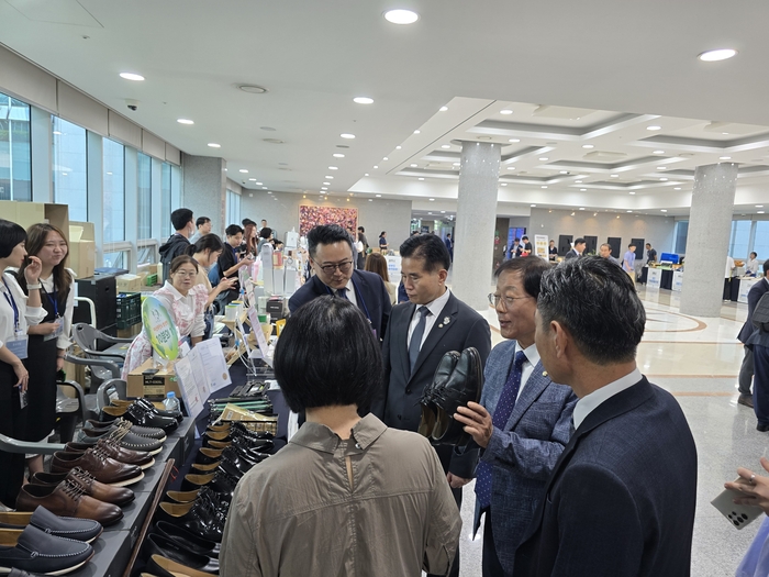 26일 국회 의원회관에서 열린 ‘중증장애인생산품 박람회’에서 윤후덕(파주갑) 의원(오른쪽 두번째) 등 내빈들이 성남 소재 아지오 구두를 살펴보고 있다. 2024.9.26 /윤후덕 의원실 제공