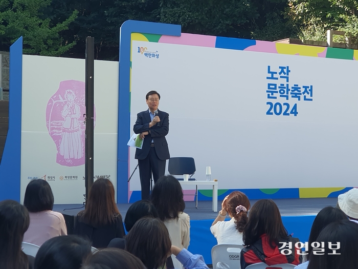 지난 28일 ‘2024 노작문학축전’에서 전 문화체육관광부 장관 시인 도종환이 기조 강연을 하고 있다. 2024.9.28 /노작홍사용문학관 제공