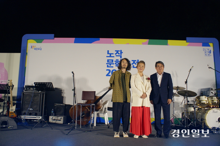 (왼쪽부터) 올해 수상자 시인 황유원과 가수 강허달림, 시상자인 시인 안도현이 기념 촬영을 하고 있다. 2024.9.28 /노작홍사용문학관 제공