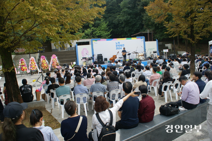 지난 28일 진행된 ‘2024 노작문학축전’ 마지막 날 행사에서 가수 김현성이 축하 공연을 하고 있다. 2024.9.28 /노작홍사용문학관 제공