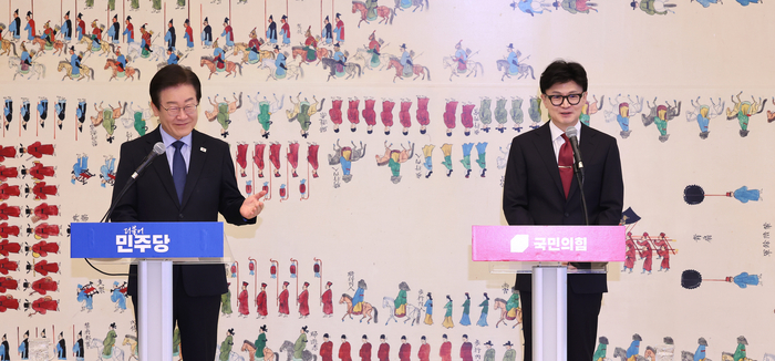 국민의힘 한동훈 대표와 더불어민주당 이재명 대표(왼쪽)가 1일 오후 국회에서 열린 채상병 특검법, 금융투자소득세 폐지, 전 국민 25만원 지원법 등을 논의하는 여야 대표 회담에 앞서 발언을 준비하고 있다. 2024.9.1 /연합뉴스