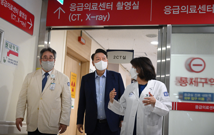 윤석열 대통령이 4일 경기도 의정부시 권역응급의료센터인 가톨릭대 의정부성모병원을 찾아 응급 의료 현장을 둘러보고 있다. 2024.9.4 /연합뉴스