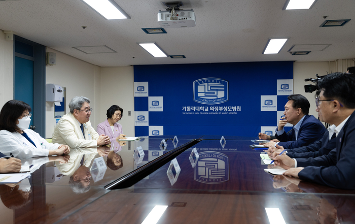 윤석열 대통령이 4일 경기도 의정부시 권역응급의료센터인 가톨릭대 의정부성모병원에서 간담회를 갖고 의료진의 의견을 듣고 있다. 2024.9.4 /연합뉴스