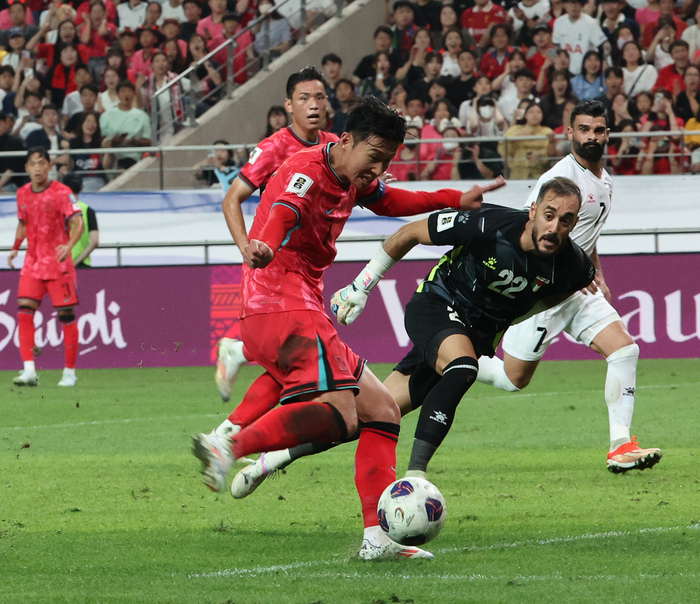 5일 오후 서울월드컵경기장에서 열린 2026 FIFA 북중미 월드컵 3차 예선 대한민국 대 팔레스타인의 경기. 손흥민이 슈팅하고 있다. 2024.9.5 /연합뉴스