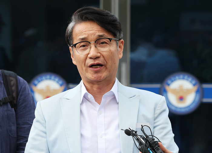 불법 선거운동 혐의로 입건된 최재영 목사가 27일 오전 경기도 수원시 경기남부경찰청으로 출석하며 취재진 질문에 답하고 있다. 2024.9.27 /연합뉴스