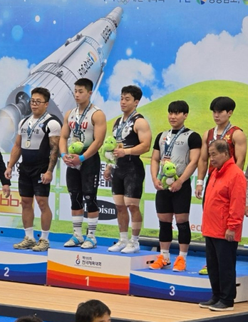 11일 경남 고성군의 고성역도경기장에서 열린 제105회 전국체육대회 역도 남자일반부 73㎏급 경기에서 합계(320㎏)와 용상(180㎏) 부문 금메달을 차지해 대회 2관왕에 오른 이상연(수원시청·왼쪽에서 세번째)이 시상대에서 환하게 웃고 있다. /수원시청 역도팀 제공