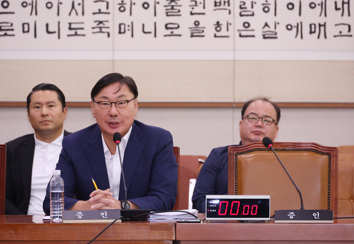 이화영 전 경기도 평화부지사가 2일 국회 법제사법위원회에서 열린 박상용 수원지검 부부장검사에 대한 ‘탄핵소추 사건 조사’ 관련 청문회에 출석, 의원 질의에 답하고 있다. 오른쪽은 불출석한 박 검사의 빈 자리. 2024.10.2 /연합뉴스