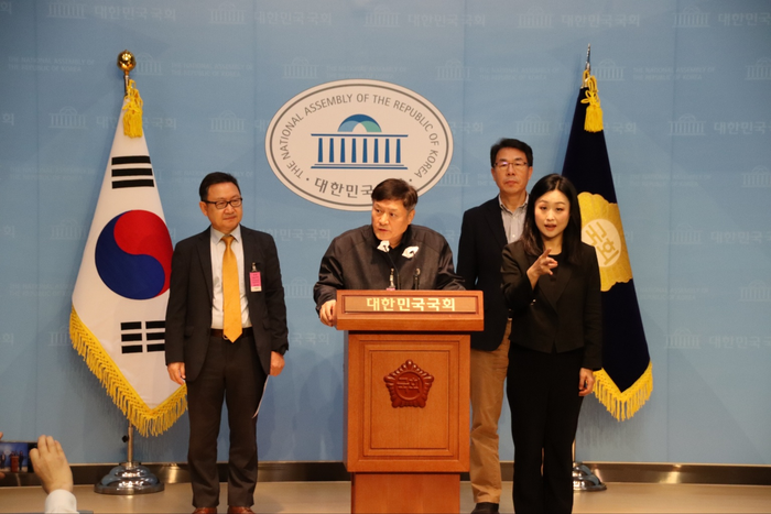 위례신사선이 10년째 사업자를 찾는 등 진척을 보지 못하자 위례시민연합 대표들이 14일 국회 소통관에서 울분을 토했다. 이들은 광역교통분담금을 지불한 때로부터 23년 뒤에야 철도를 이용할 수 있다며 ‘2천300억원 분양사기’라고 목소리를 높였다. 2024.11.14/ 위례시민연합 제공