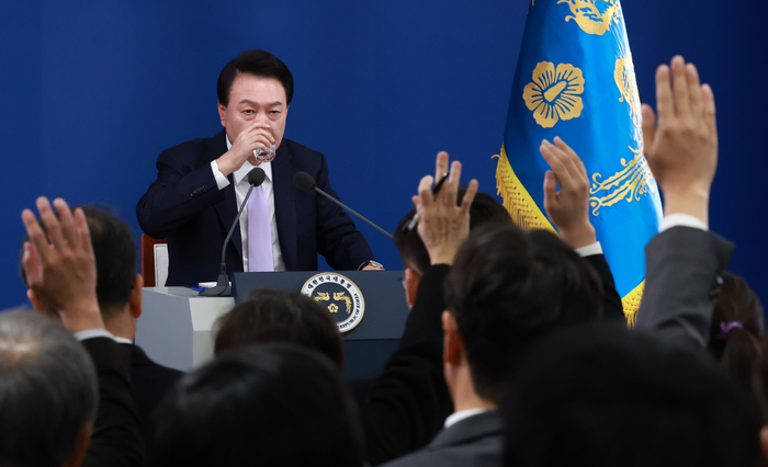 윤석열 대통령이 7일 오전 서울 용산 대통령실 청사 브리핑실에서 열린 ‘대국민담화 및 기자회견’에서 질문을 받고 있다. 2024.11.7 /연합뉴스
