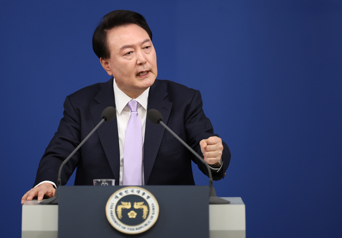윤석열 대통령이 7일 오전 서울 용산 대통령실 청사 브리핑실에서 ‘대국민담화 및 기자회견’을 하고 있다. 2024.11.7 /연합뉴스