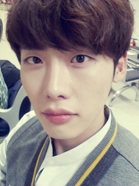이종석 초근접 셀카, 우유빛깔 도자기 피부 "모공 하나 없어"