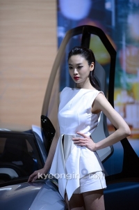 [경인포토]'2013 서울모터쇼 레이싱걸, BMW i8 콘셉트카 멋지죠?