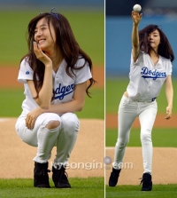 티파니 패대기 시구 굴욕, 민망한 듯 주저 앉아 '애교 미소'… 관중석 폭소