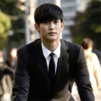 김수현 '별그대' 첫 촬영, 슈트입고 자전거 '말끔'