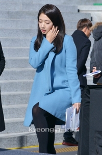 [경인포토]박신혜, 청순한 하늘색 코트 입고 청순미 과시