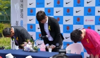 [경인포토]박지성 은퇴, 마지막 인사하는 영원한 '캡틴박'