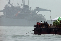 [세월호참사]민간잠수사 바지선 기상악화로 안전지대 이동