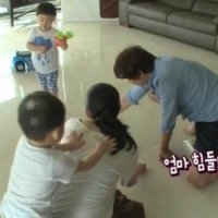 '슈퍼맨이 돌아왔다'송일국 아내 정승연씨 집에 들어오자 삼둥이 반응은