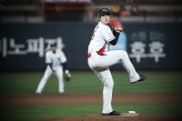 프로야구 수원 kt wiz 정대현-장시환, 홈 경기 첫 승 지켜내